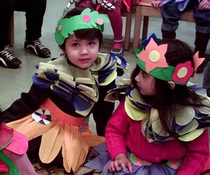 Petites filles déguisées en fleurs